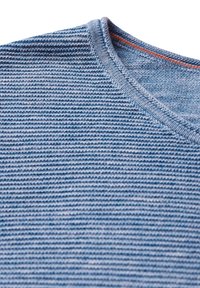 Blauwe gebreide shirt met horizontale strepen, voorzien van een v-hals en textiel met structuur. De stiknaden zijn lichtblauw, met een oranje accent op de halslijn.