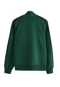 Grøn sweatshirt med høj krave, ribbede manchetter og kant, med mørkeblå sidestreger langs ærmerne. Glat stofstruktur.