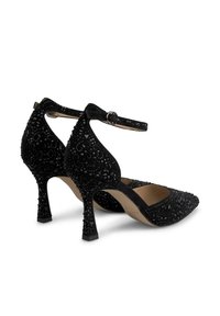 Chaussures à talons hauts en daim noir avec des perles noires délicates. Dispose d'une bride au niveau de la cheville avec une boucle en métal et d'un design à bout pointu.