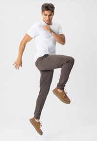 TEESHOPPEN Bukser - dark brown