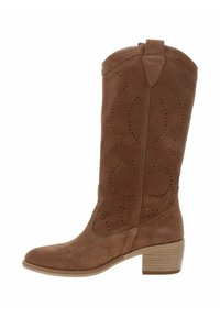 Botte western mi-mollet en daim marron avec des motifs décoratifs perforés et un talon bloc empilé sur fond blanc.