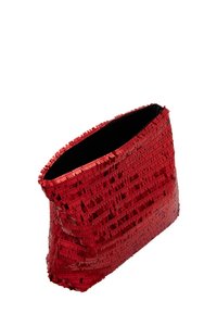 Rød palietclutch med en struktureret overflade og en blød, rund form. Åben topdesign, der afslører en sort indvendig foring.