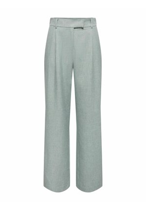 Pantalon gris clair à jambes larges avec plis sur le devant, passants pour ceinture et fermeture frontale dissimulée.