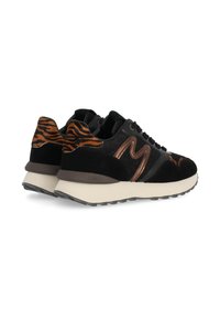 Sneaker sportive nere con una parte superiore testurizzata, accenti bronzo e un design a strisce di tigre sul tallone. Suola spessa in gomma bianca.