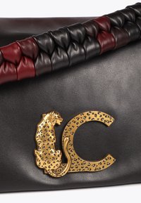 Borsa a mano in pelle nera con manico intrecciato bordeaux e nero, ornata con una leopardata dorata e la lettera "C".
