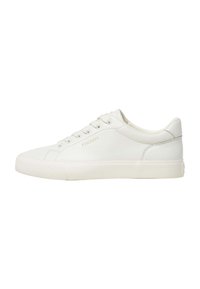 Zapatillas bajas blancas de cuero suave con suela de goma texturizada, que presentan un sutil logo en dorado y cordones normales.