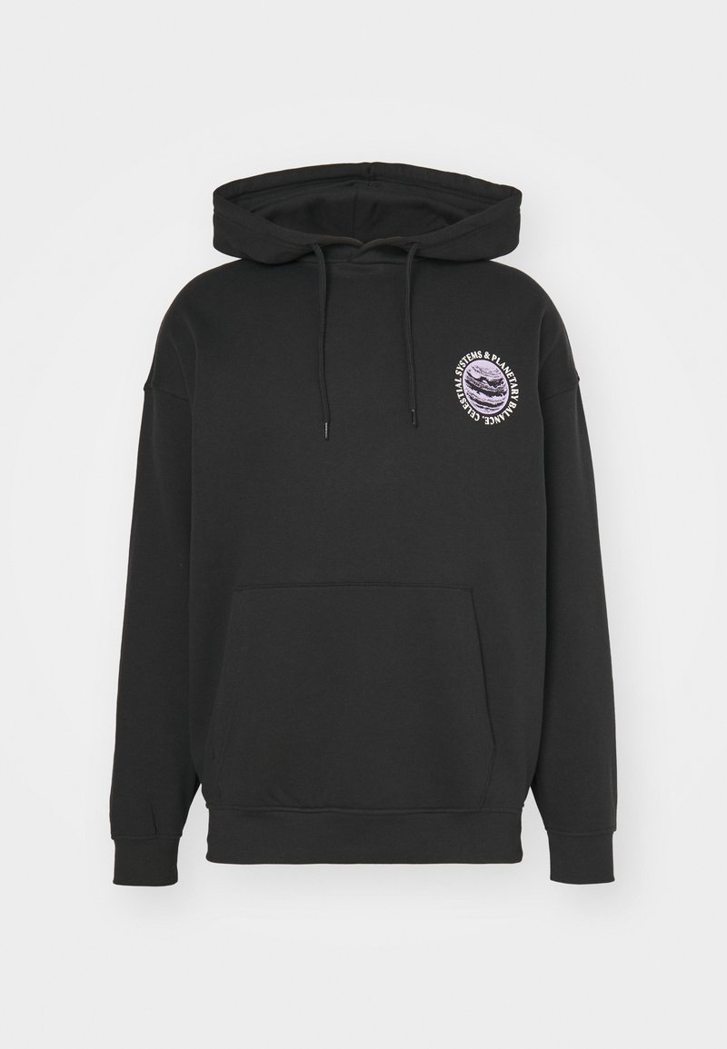 Sweat à capuche noir avec poche avant et petit motif planète avec le texte « Celestial Systems & Planetary Balance » sur la poitrine gauche.