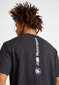 Puma BMW MMS ESS+ LOGO TEE - Apdrukāts T-krekls - black