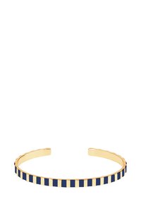 Bracelet en acier doré avec des rayures alternées bleu marine et or. Design épuré, ouvert, avec une finition lisse et des bords cannelés.