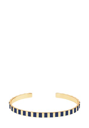 Bracelet en acier doré avec des rayures alternées bleu marine et or. Design épuré, ouvert, avec une finition lisse et des bords cannelés.