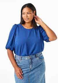 Zizzi MIT KURZEM ARM UND SCHLEIFE HINTEN - Blūze - estate blue