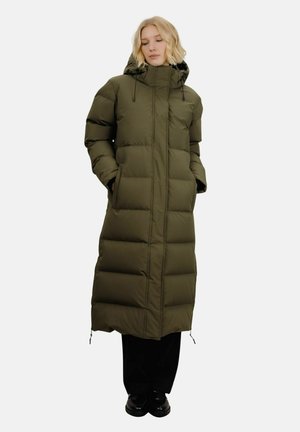 Lang olivenfarget pufferjakke med hette, glidelåsåpning foran, sidelommer og quilted design. Justerbare snorer i hetten.
