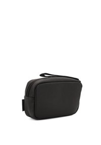 Borsa rettangolare nera con zip, realizzata in materiale sintetico liscio con finitura testurizzata. Presenta una maniglia laterale per una facile portabilità.