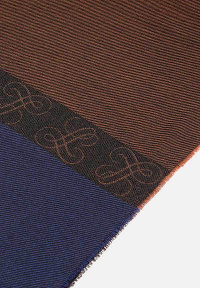 Tekstil sa prugama u smešnoj i plavoj boji, sadrži crni pojas sa šarama i zakrivljenim dizajnom, ivica je pohabana, meke teksture.