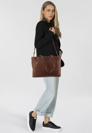 Borsa tote in pelle marrone con manici superiori e tracolla removibile, caratterizzata da una tasca frontale con zip e una texture liscia.