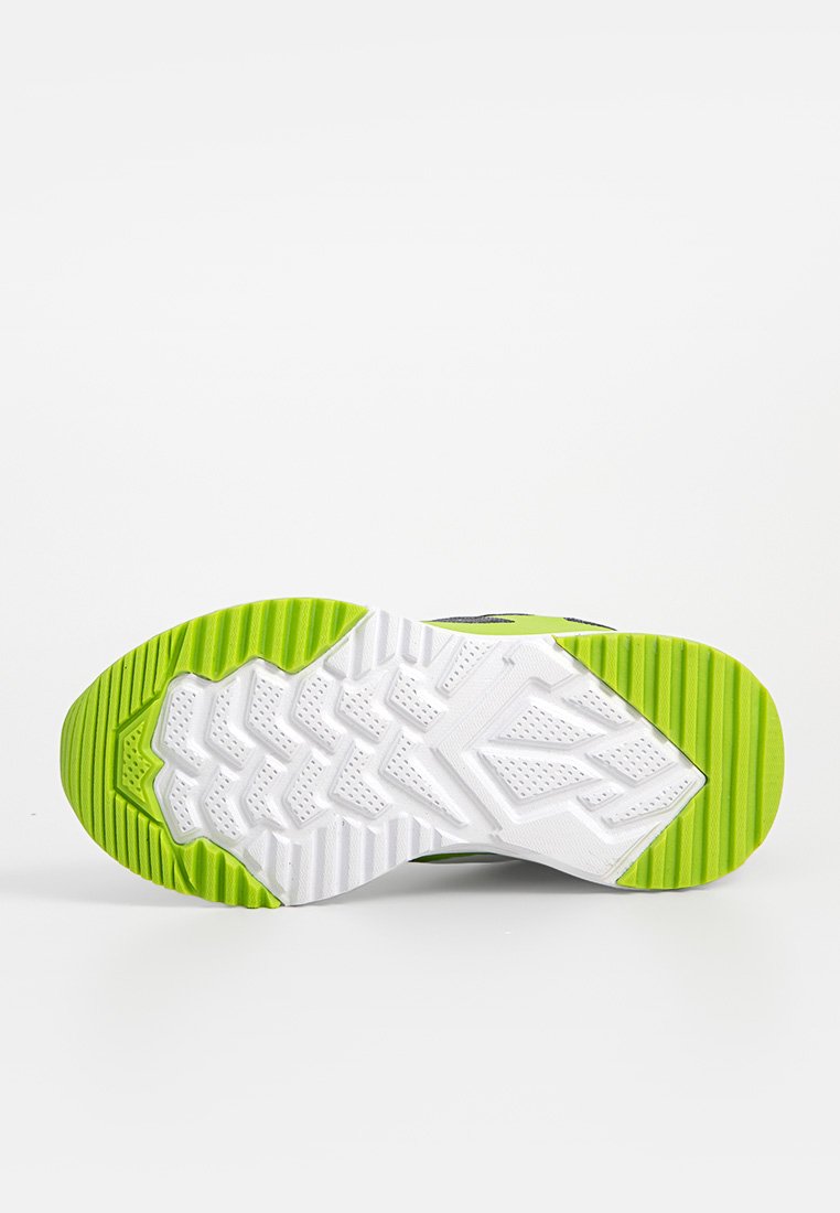 Podeszwa buta o białej podstawie i zielonych wzorach trakcyjnych; posiada rowki i teksturowaną powierzchnię zapewniającą przyczepność i wsparcie.