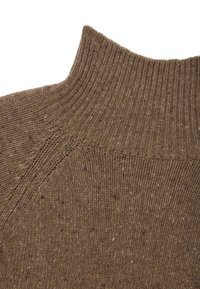 Maglione marrone a maglia con un collo rialzato a coste, caratterizzato da un motivo testurizzato e macchie. Il tessuto appare morbido e caldo.
