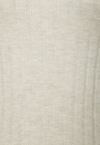 Heller cremfarbener, gerippter Stoff mit einer weichen Textur und dezentem Glanz, der vertikale Linien für zusätzliche Details aufweist.