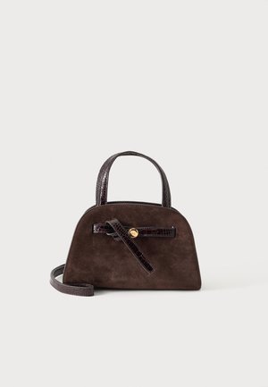 Petit sac à main en daim brun foncé avec poignées et bandoulière à texture croco brillant, doté d'un détail de bandoulière avant avec un bouton doré.