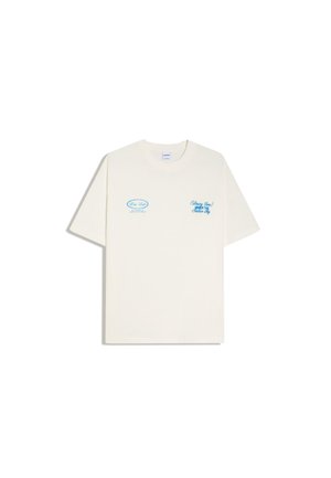 T-shirt blanc à manches courtes avec petits motifs de texte bleus sur la poitrine, avec col rond décontracté et coupe ample.