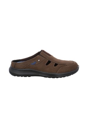 Brauner Slip-On-Schuh mit schwarzer Sohle, seitlichen Ausschnitten zur Belüftung und einer abgerundeten Spitze.