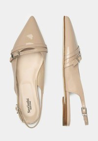 Scarpe slingback in vernice beige con punta affusolata, doppie cinghie e una piccola fibbia argentata. Presentano un tacco basso e un interno liscio.