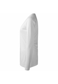 Camicia bianca a maniche lunghe, realizzata in tessuto liscio con un design aderente. La vista laterale mostra uno stile senza cuciture e un collo arrotondato.