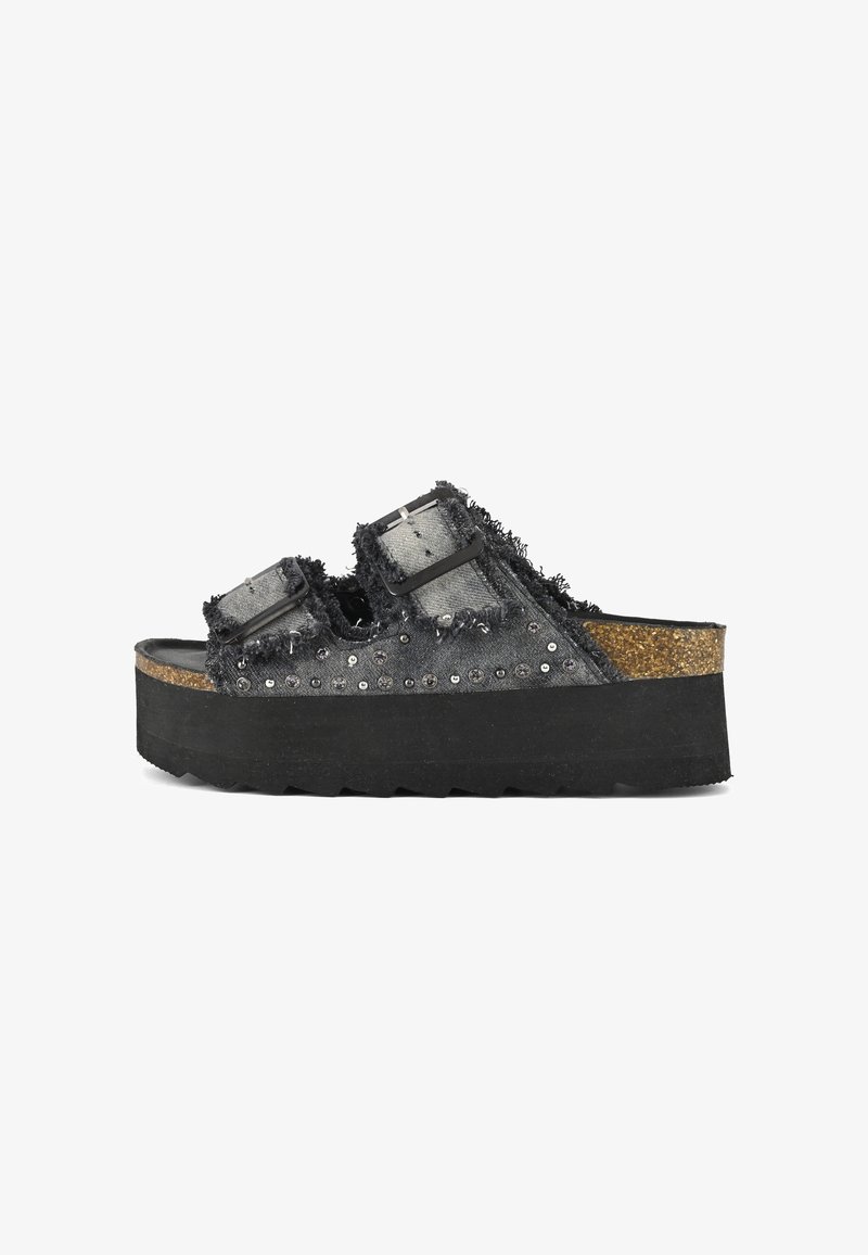 Zwarte platform sandalen met rafelige denim banden, voorzien van twee verstelbare gespen en versierd met zilveren studs aan de zijkant.