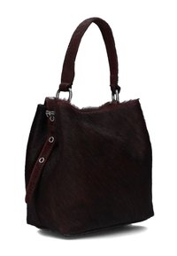 Donker bordeaux handtas gemaakt van gestructureerd haar-op-huid materiaal, met een enkele bovenhandgreep en zilveren hardware accenten. Ronde vorm met een zachte uitstraling.