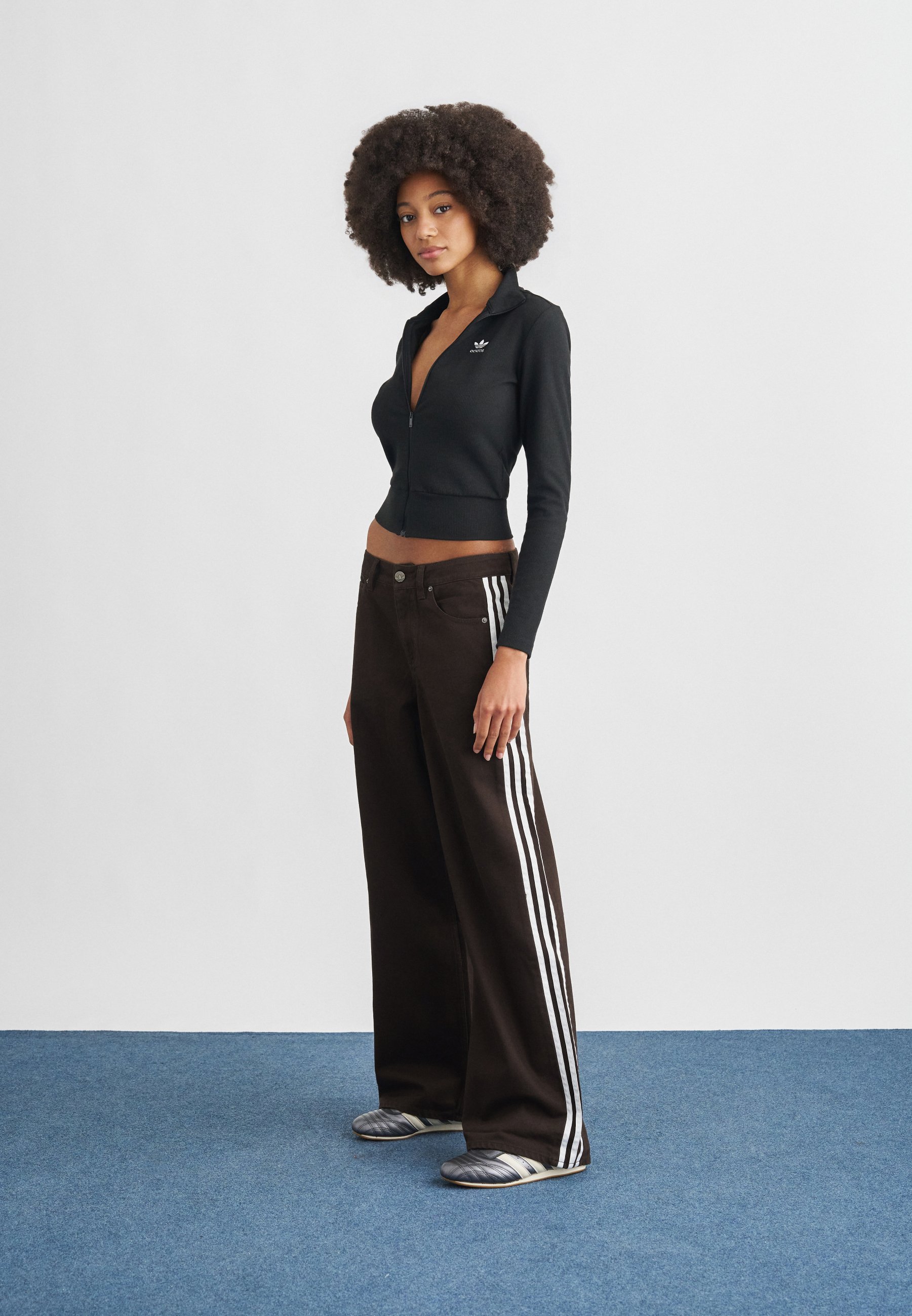 adidas Originals FIREBIRD JEANS - Wide leg - aurora coffee/bruin