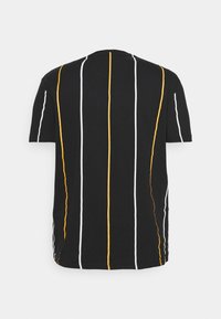 Zwarte t-shirt met verticale strepen in wit en geel. Korte mouwen en een ronde halslijn met een rechte zoom. Katoenen materiaal.