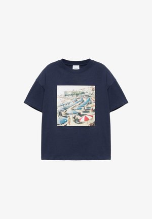 Granatowy T-shirt z nadrukiem fotograficznym na przodzie przedstawiającym zatłoczoną plażę z rzędami niebieskich parasoli i jednym czerwono-białym parasolem.