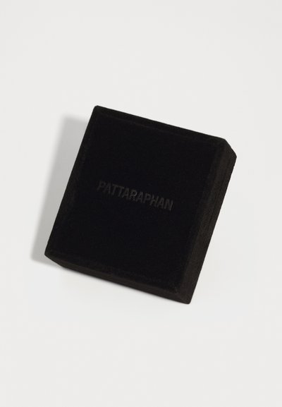 Scatola per gioielli in velluto nero di forma quadrata. Incisa la parola "PATTARAPHAN" sulla superficie superiore. Texture morbida e bordi lisci, design minimalista.