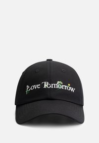 Zwarte pet met gebogen klep, voorzien van geborduurde tekst "Love Tomorrow" in het wit en groen, versierd met bloemendessins.