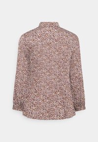 Blommig blus med hög krage, långa ärmar och peplumslut. Har en brun bas med små rosa och vita blommönster. Mjuk tyg.