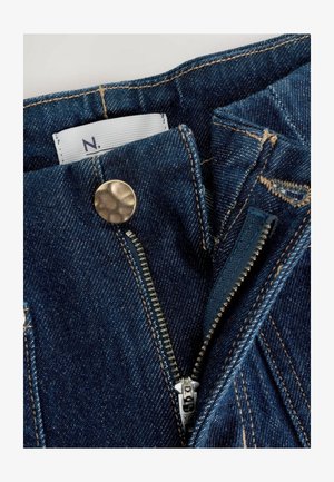 Pantaloni din denim albastru închis, cu un buton din alamă și fermoar, având cusături vizibile și un eticheta țesută în interiorul taliei.