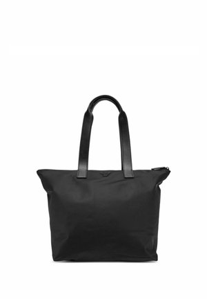 Sort tote taske med to læderhåndtag og en lille trekantet logopatch under håndtagene, lynlås lukning øverst.