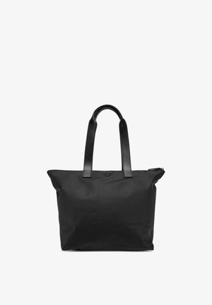 Borsa tote nera con due manici in pelle e una piccola toppa triangolare con il logo sotto i manici, chiusura con cerniera in alto.