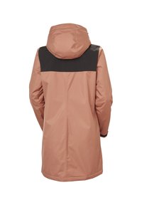 Chaqueta de exterior repelente al agua, de color rosa con paneles en negro en los hombros y la parte trasera, de longitud media, capucha ajustable, textura suave, sin herrajes visibles.