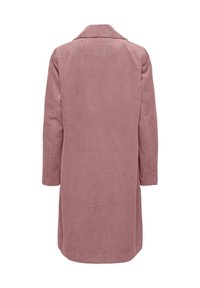 Cordmantel in staubigem Rosa mit Kragen, langen Ärmeln und geradem Schnitt. Rückseite mit vertikal gerippter Struktur. Keine sichtbaren Verschlüsse.