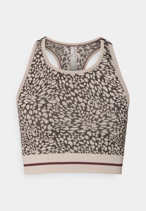 Sport-BH in einem braunen und beigen Tierdruckmuster, mit Racerback-Design, geripptem Saum und burgunderfarbenem Akzentstreifen.