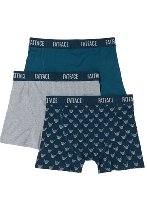 Trei boxeri pentru bărbați în verde teal, gri deschis și bleumarin, cu modele albe de cranii de taur; toți au talie bleumarin cu textul "FATFACE".