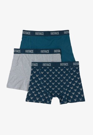Drei Herrenboxershorts in Türkis, Hellgrau und Marineblau mit weißen Stierschädelmustern; alle haben marineblaue Bündchen mit dem Aufdruck "FATFACE".