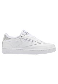 Baskets basses blanches Reebok avec lacet à l'avant, semelle texturée et détail argenté métallique sur le col du talon, vues de l'extérieur.