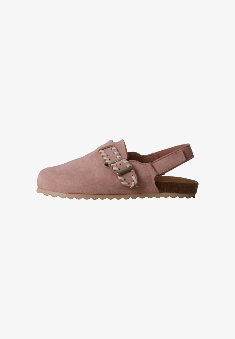 Sabot plat en daim rose avec bride réglable à boucle et talon ouvert, semelle beige à bord ondulé, conçu pour un usage décontracté.