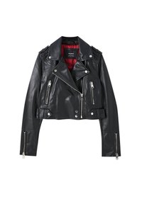 Veste de moto courte en similicuir noir avec fermetures éclair argentées, boutons-pression, épaulettes et doublure intérieure rouge.