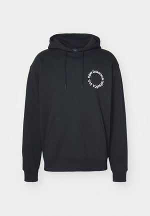 Haut de survêtement noir avec une poche kangourou à l'avant, capuche avec cordon de serrage, et un logo circulaire blanc avec le texte "new balance" et "athletics inc."