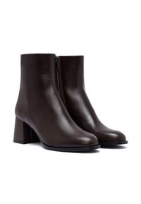Bruine leren enkelboots met een gladde textuur, vierkante neus en een blokhak. Voorzien van een rits aan de zijkant voor gemakkelijk aan- en uittrekken.