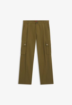 Olijfgroene cargo broek met meerdere zijzakken, een rechte snit en een knoopsluiting. Gemaakt van een soepele stof met een stevige textuur.