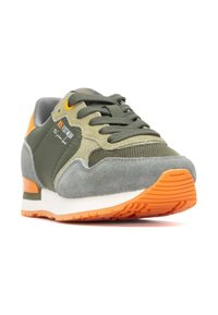Zapatillas verdes y grises de material de ante y malla. Presentan detalles en naranja, cordones texturizados y una suela de goma con un patrón de relieve.